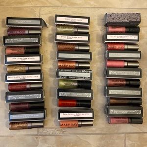 (18) Mary Kay Lip Glosess